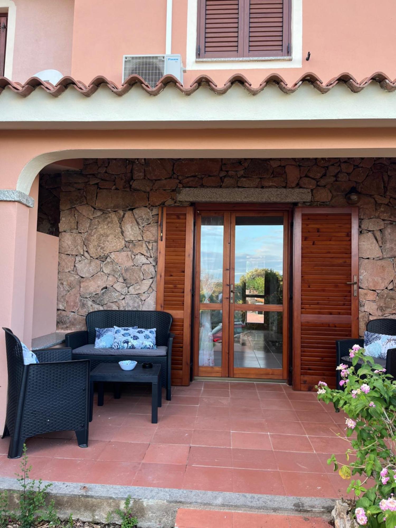 Casa Sviluppata Su Due Piani Con Doppia Veranda E Parcheggio Privato San Teodoro  Exterior foto