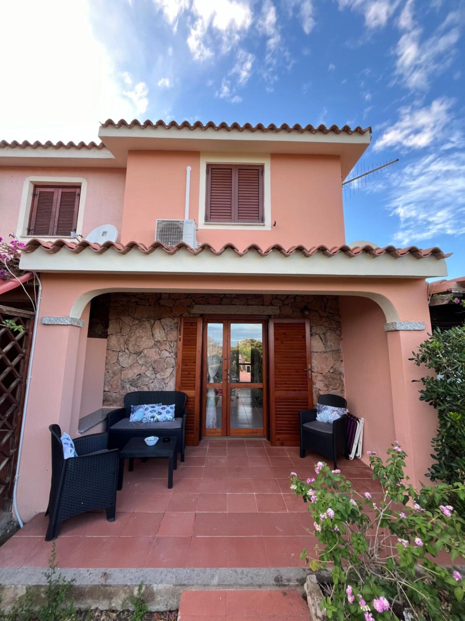 Casa Sviluppata Su Due Piani Con Doppia Veranda E Parcheggio Privato San Teodoro  Exterior foto
